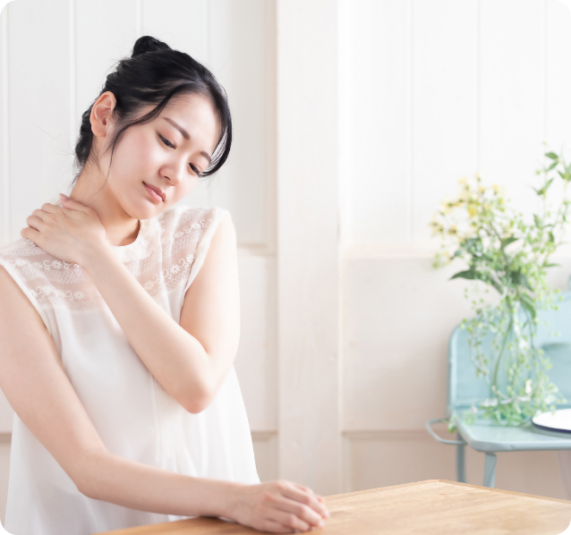 肩が凝っている若い女性